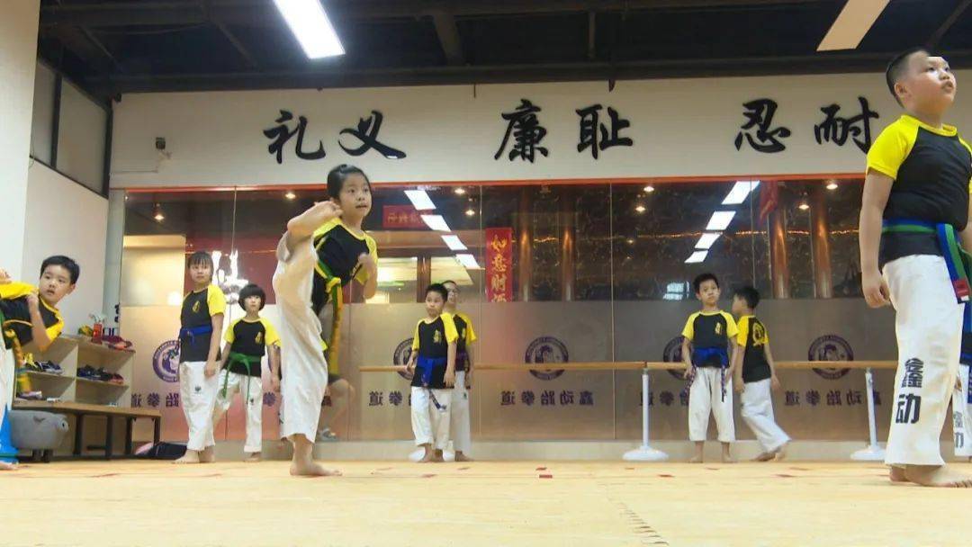 前踢,推踢,横踢样样都行,下劈,侧踢,勾踢招招到位,这里的小朋友人人