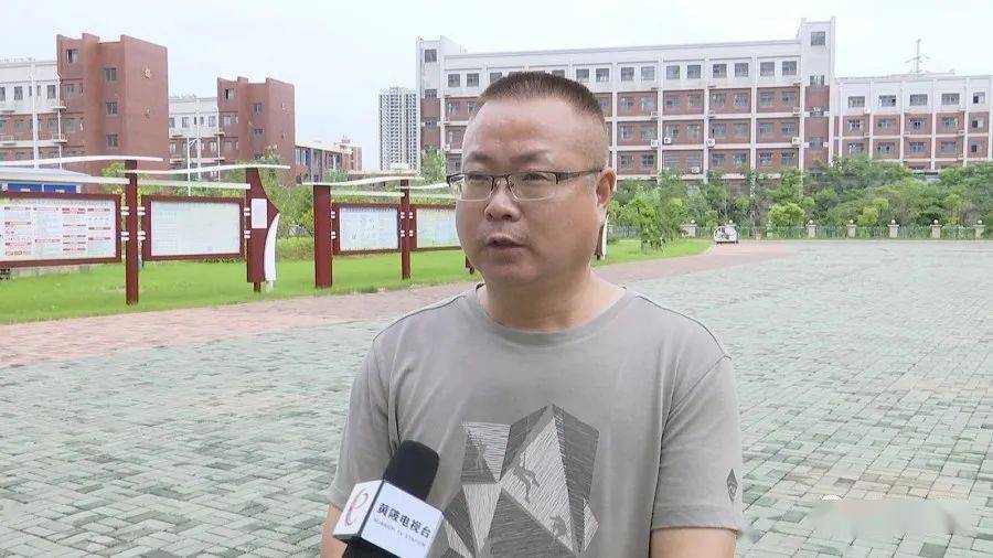 黄陂滠口街全力防汛筑堤防并组织转移安置群众