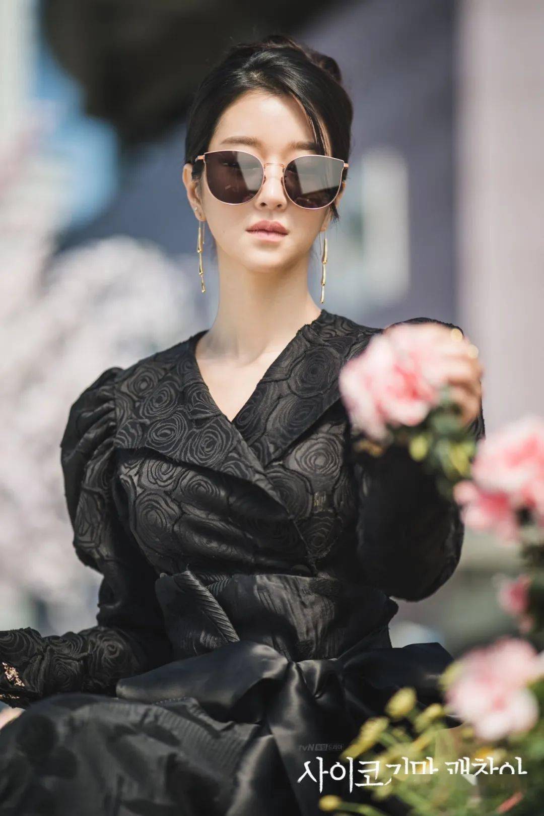 如果说暗黑高冷,以恶制恶是高文英的外壳,那么危险中不失柔软才是她