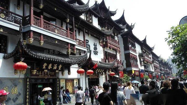 的摩天大厦交相辉映;徐家汇大教堂圣诗声声,玉佛寺香烟袅袅;过街楼下