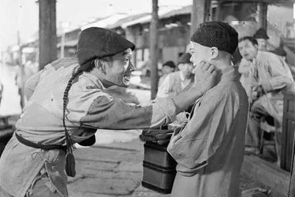 鲁迅阿q正传阿q调戏尼姑十分得意看客们却九分得意为何