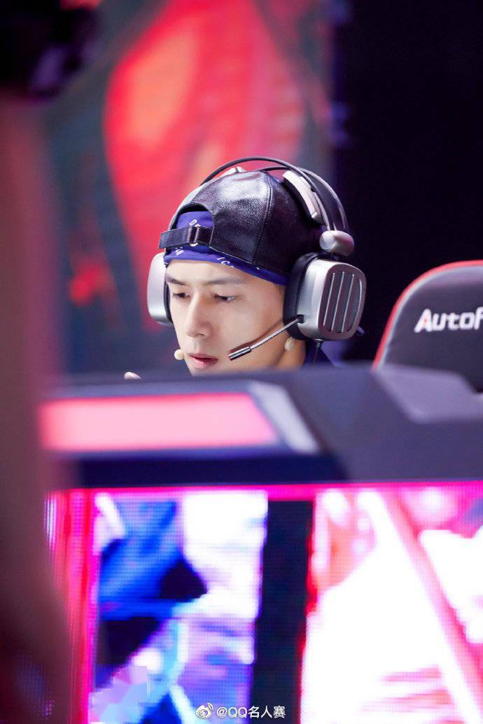 回顾电竞男孩的赛场look 国服靓仔又来狙击你的心