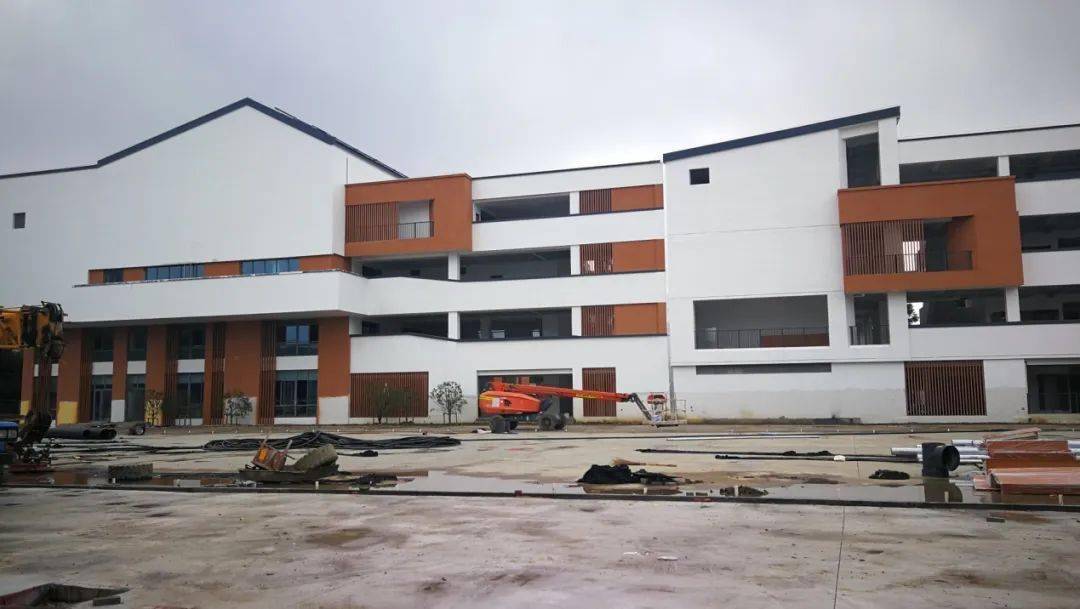 19所学校已开工建设,包括中学10所,小学4所,幼儿园5所.8.