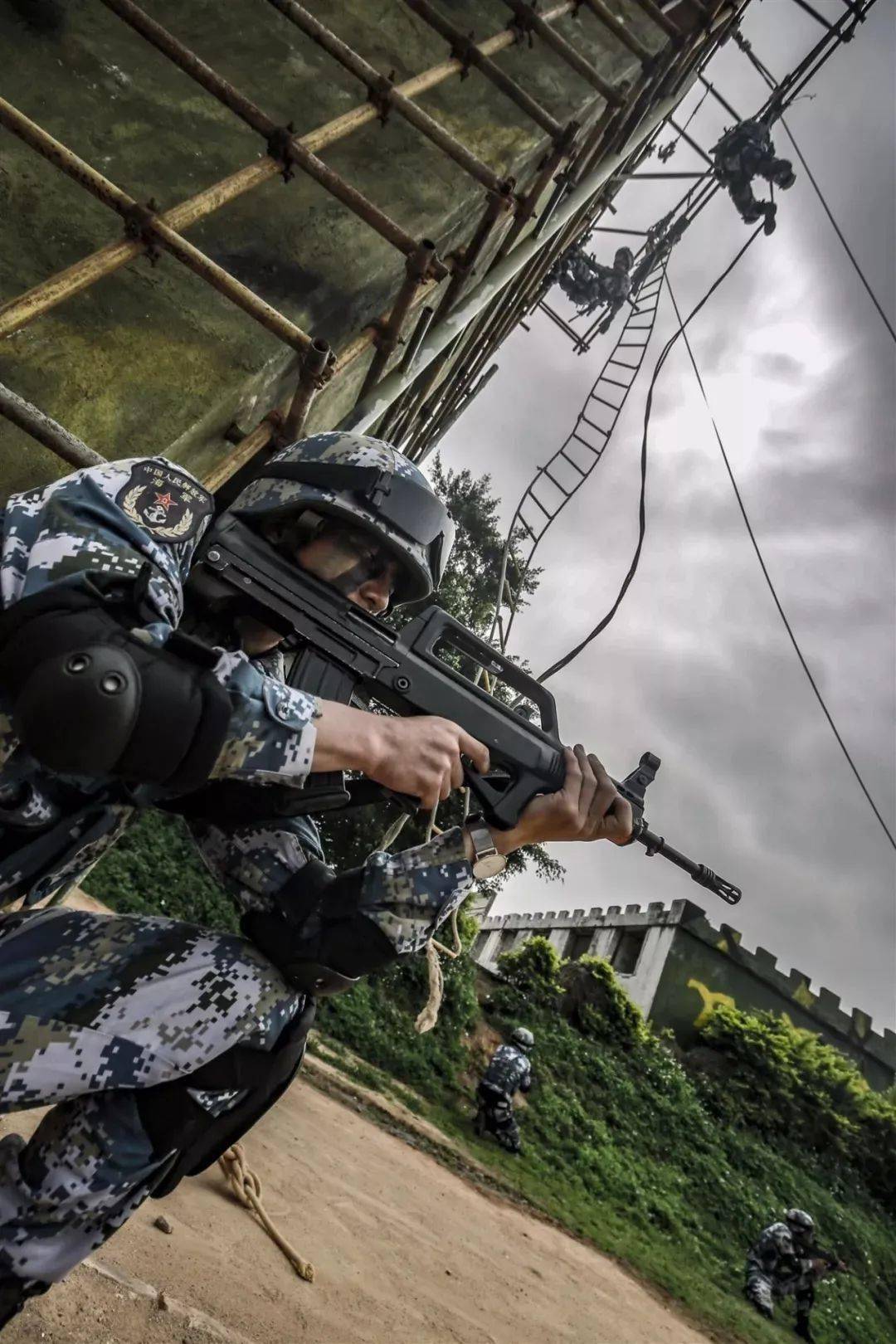 战神怒吼! 火力全开! 陆战队就是这么"燃"_尚文斌