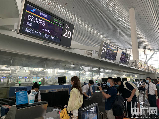 南航首架国产arj21飞机正式投入商业运营_旅客