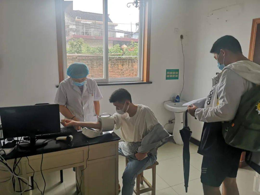 湾头镇征兵目测初检工作在湾头卫生院顺利进行