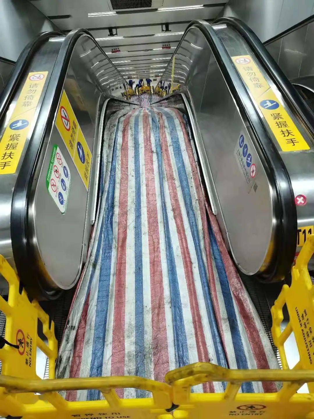 【现场直击】8号线虹口足球场站换乘通道自动扶梯整修日记_维修