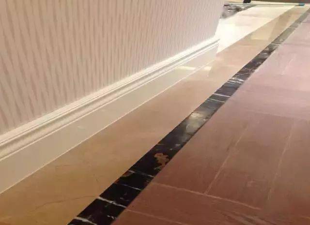 现场可以切平头);(2)木质踢脚线平面宜采用45°斜缝拼接,预留伸缝宽度