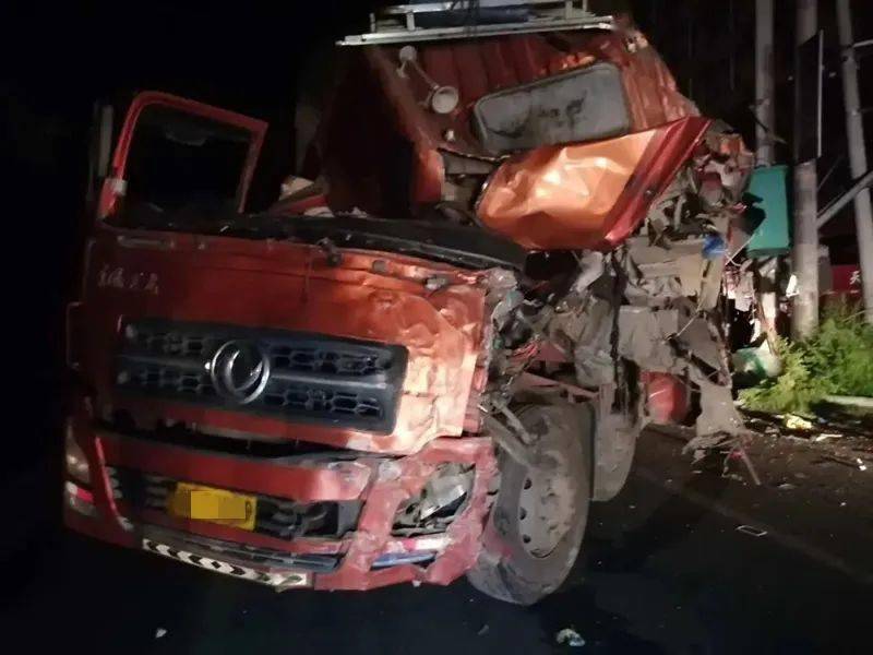 安岳319国道加油站附近一辆大货车撞上变压器车头撞得稀巴烂