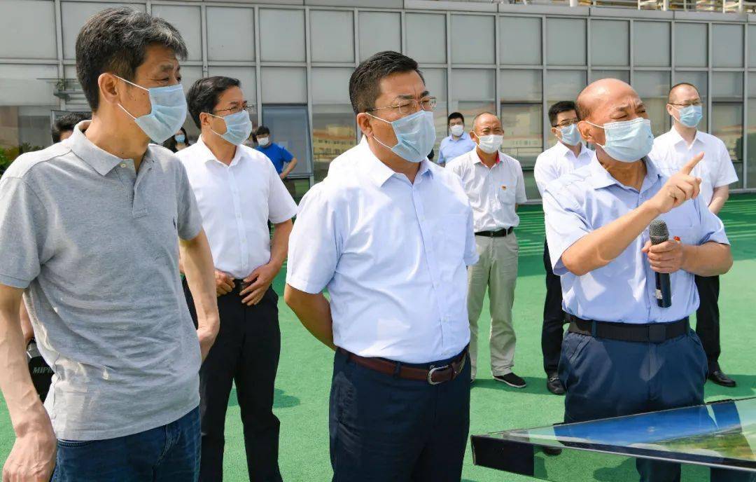 在辽宁红沿河核电有限公司,杨宇新实地参观核电设备展