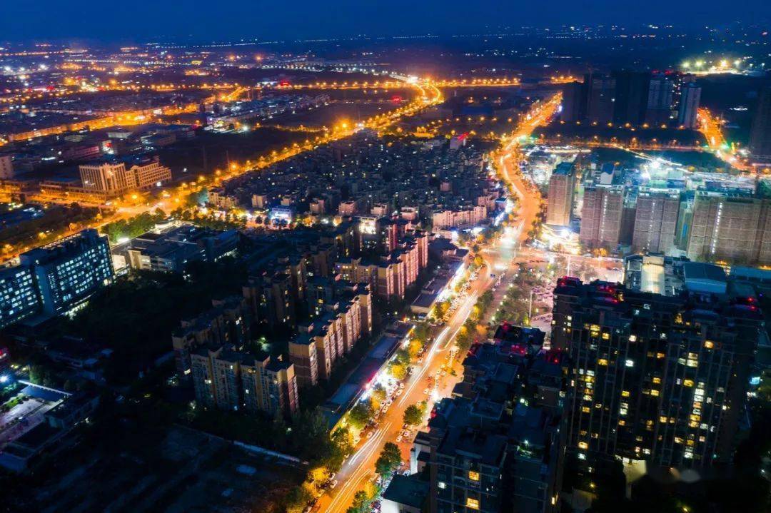 夜幕下的彭州