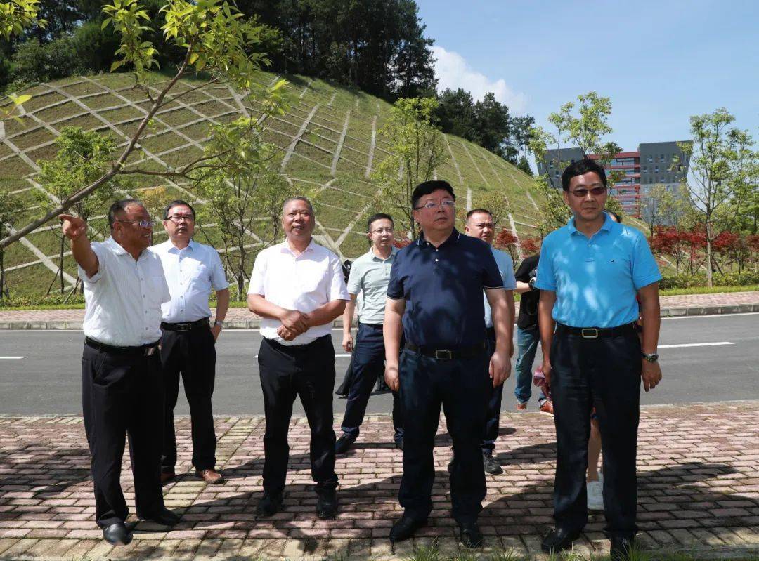 7月14日,刚刚兼任学院党委书记的茅台集团党委副书记王焱与集团副总