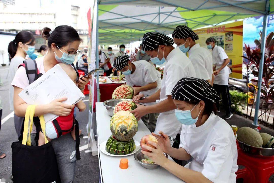 落实  "以工代训",  "职业培训券"▲活动现场展示的厨艺雕刻作品,市民