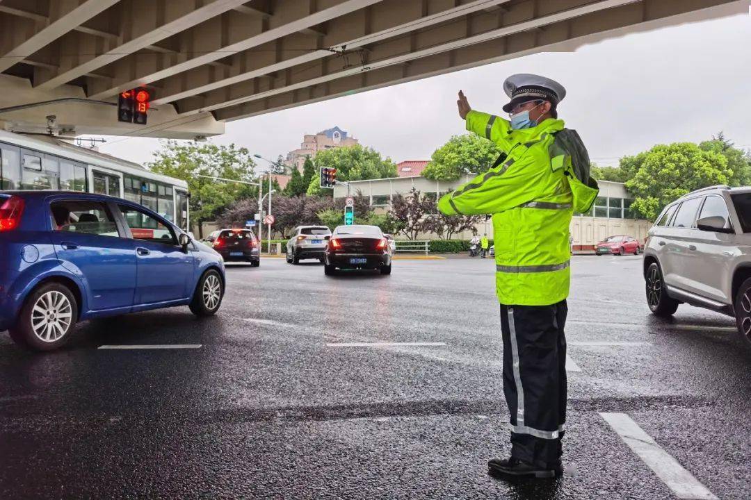交通安全这位辅警小哥突然之间就火了