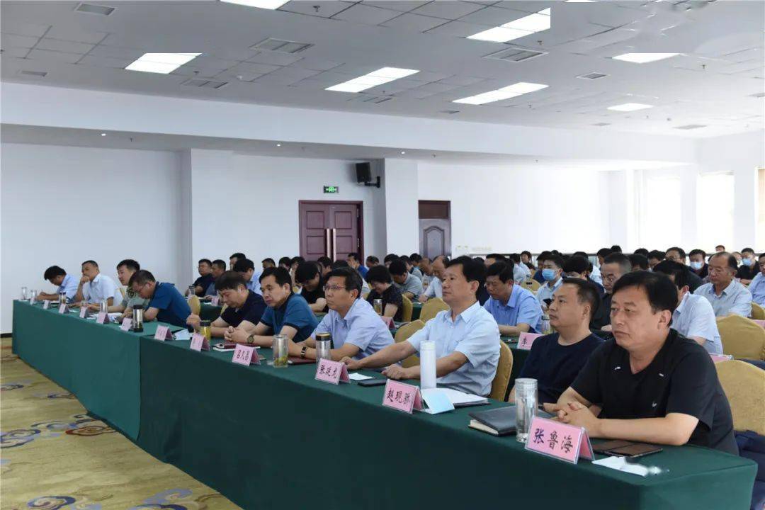 讲座中,姬生强同志结合自己的学习体会和法律实践,对