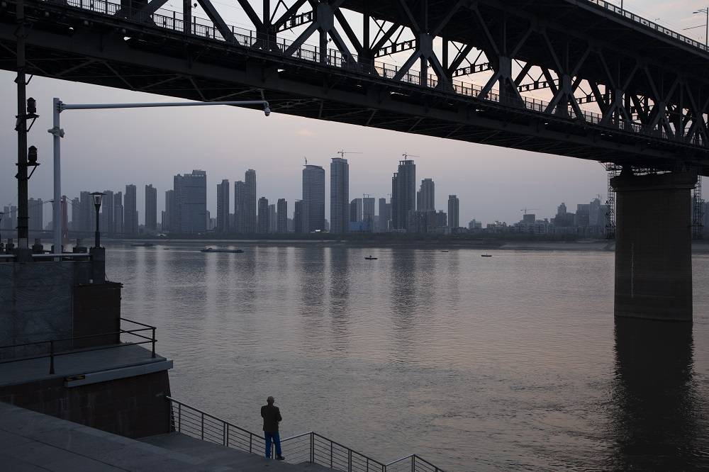 武汉解封100天重访江城实录:那些挺过疫情的人如今怎样了_市民广场