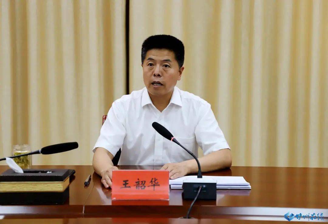 会上,区委常委,区政府常务副区长王斌作了《政府工作报告(讨论稿)》