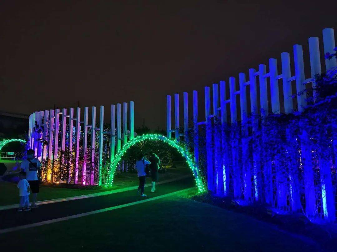 灯光秀布景主题很丰富, 小朋友比较喜欢萤火繁星, 大人们似乎更爱拿