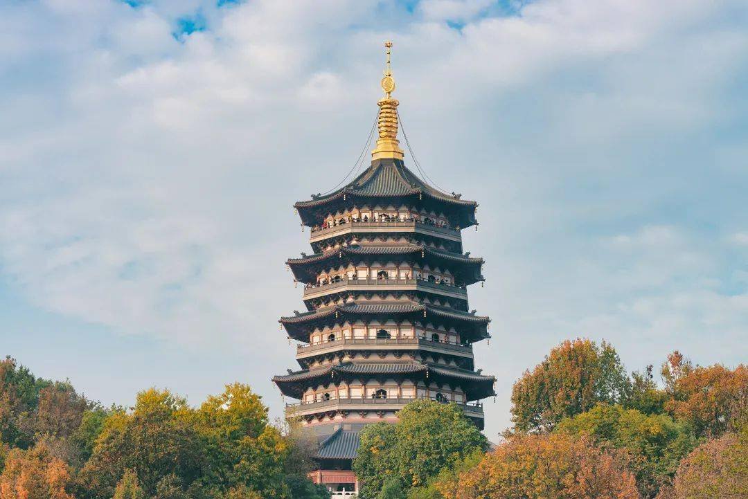 男子翻进雷峰塔带走半块砖,结局让人哭笑不得