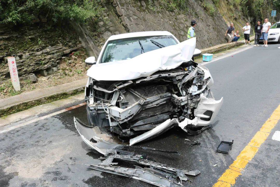 司机开车听小说听出一起车祸事发凯里小江口造成三人受伤