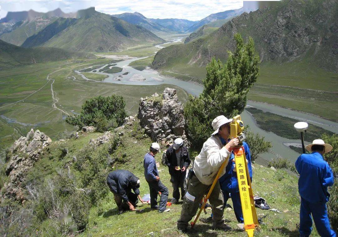 你能想到的爬山姿势,电力勘测人都试过了