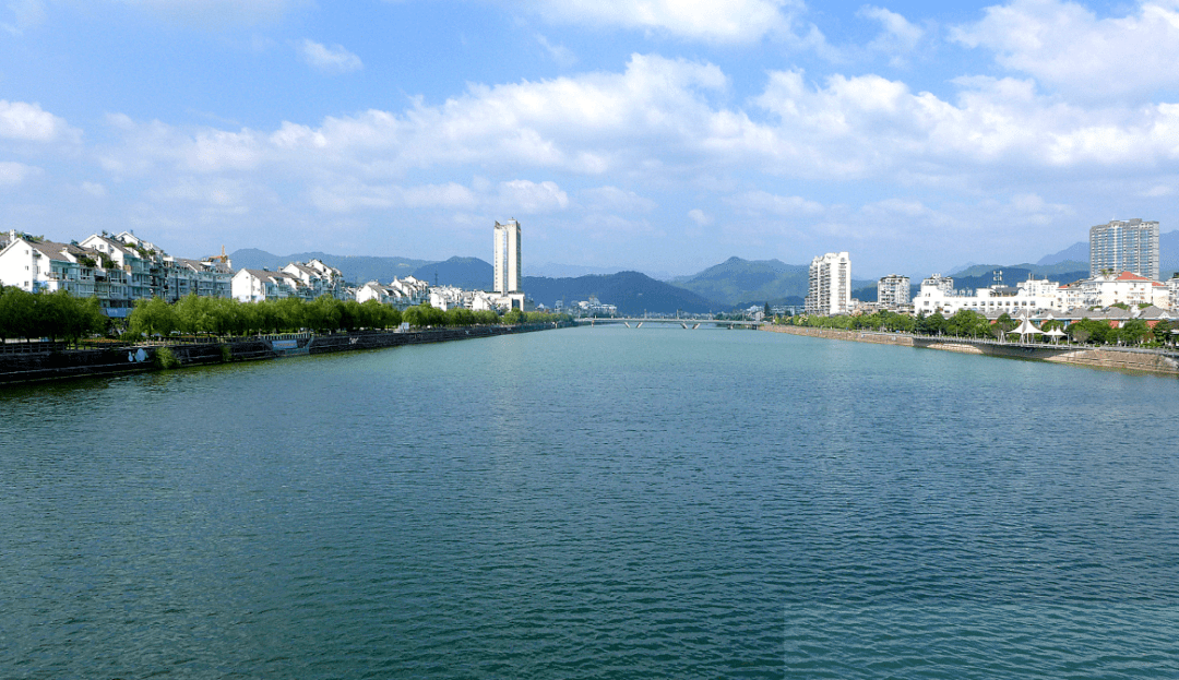 龙泉市地处浙江西南部,西接萧名游览区福建武夷山,东临经济发达的温州