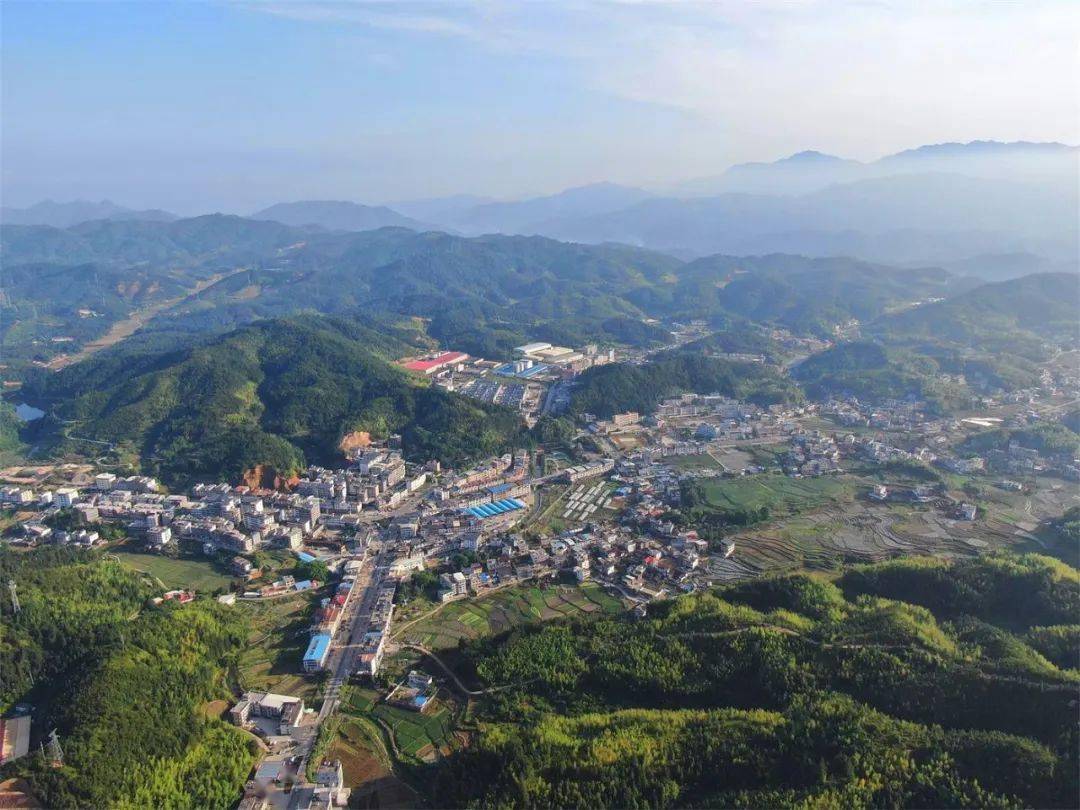 蛟洋鎮全景鳥瞰蛟洋坪埔村航拍寬敞的廈蓉高速蛟洋段就園區產值而言