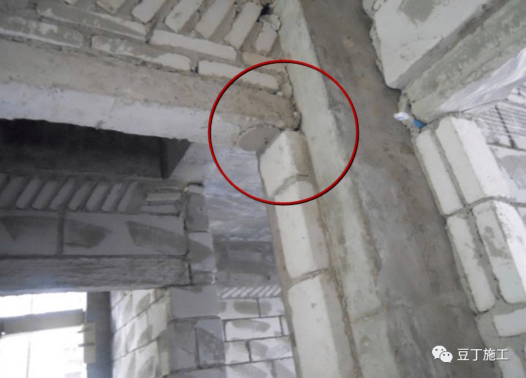 规范要求:砌体施工不应出现通缝.