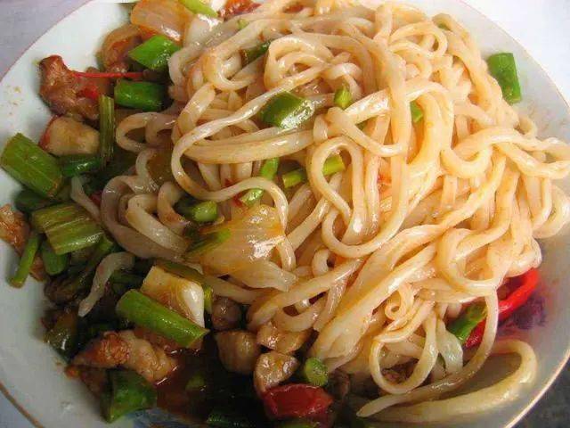 教你家常好吃的油泼拉条子,简单易做又营养美味,不愁孩子没胃口