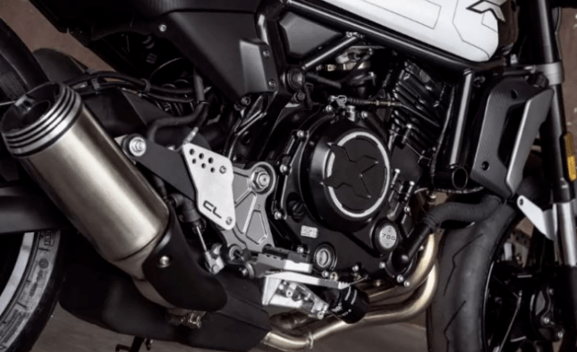 在动力方面,搭载春风693cc排量直列双缸水冷发动机,最大功率55kw,最大