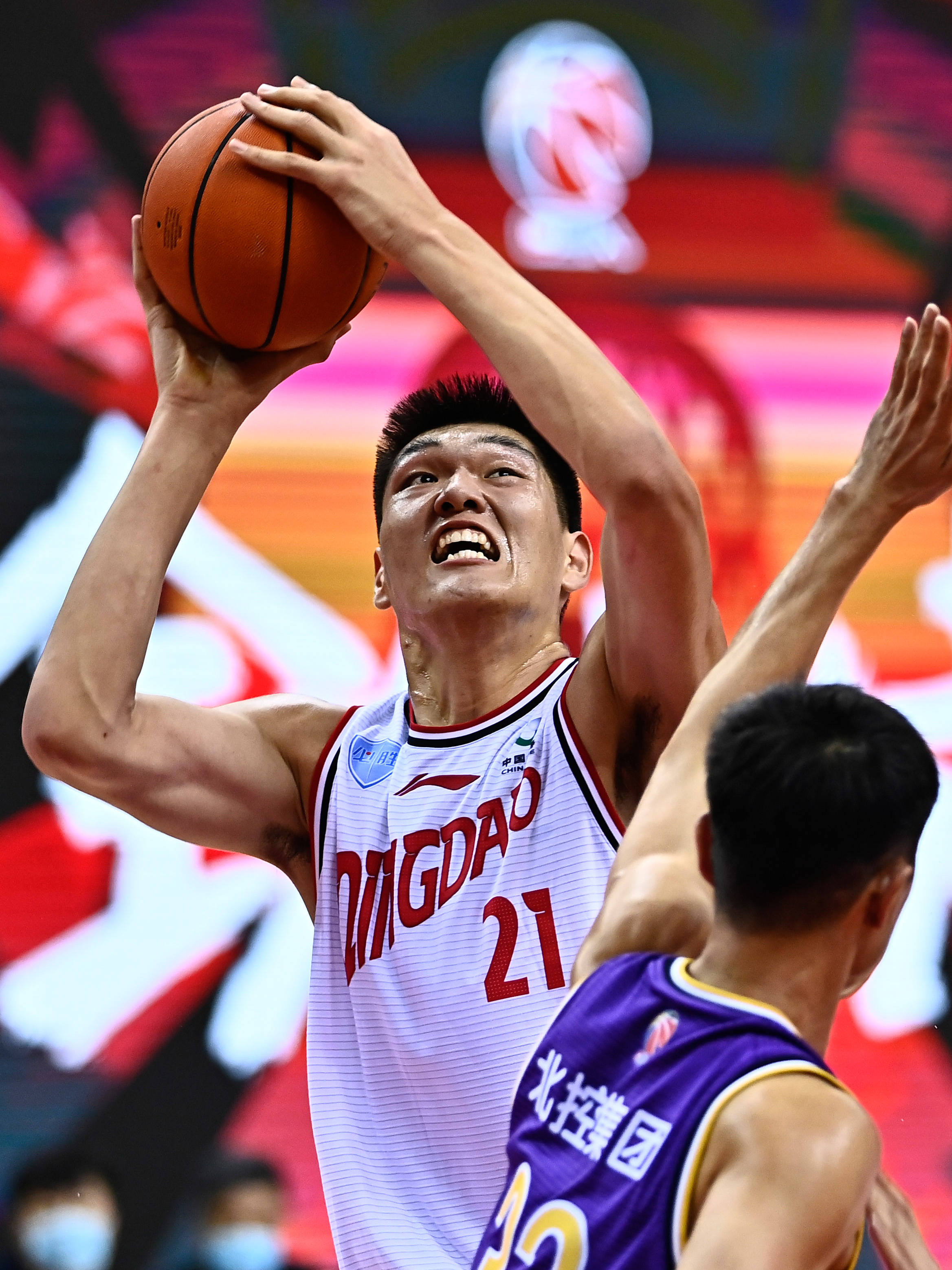 7月17日,青岛国信双星队球员刘传兴(左)在比赛中进攻.