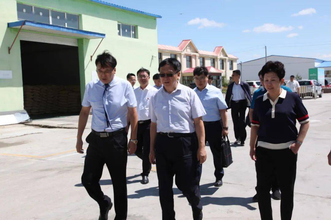 兵团党委常委钟波来师市调研