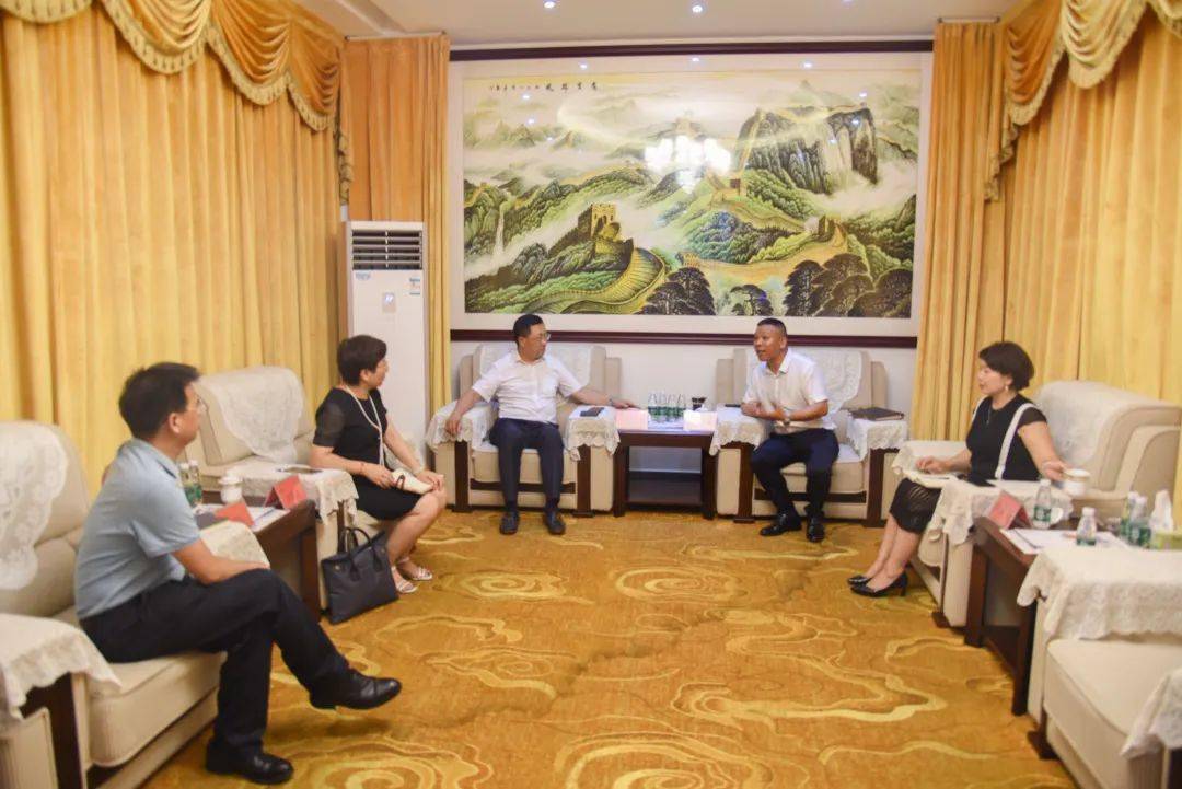 7月17日上午,坦洲镇党委书记黄泽培到广东鑫光智能