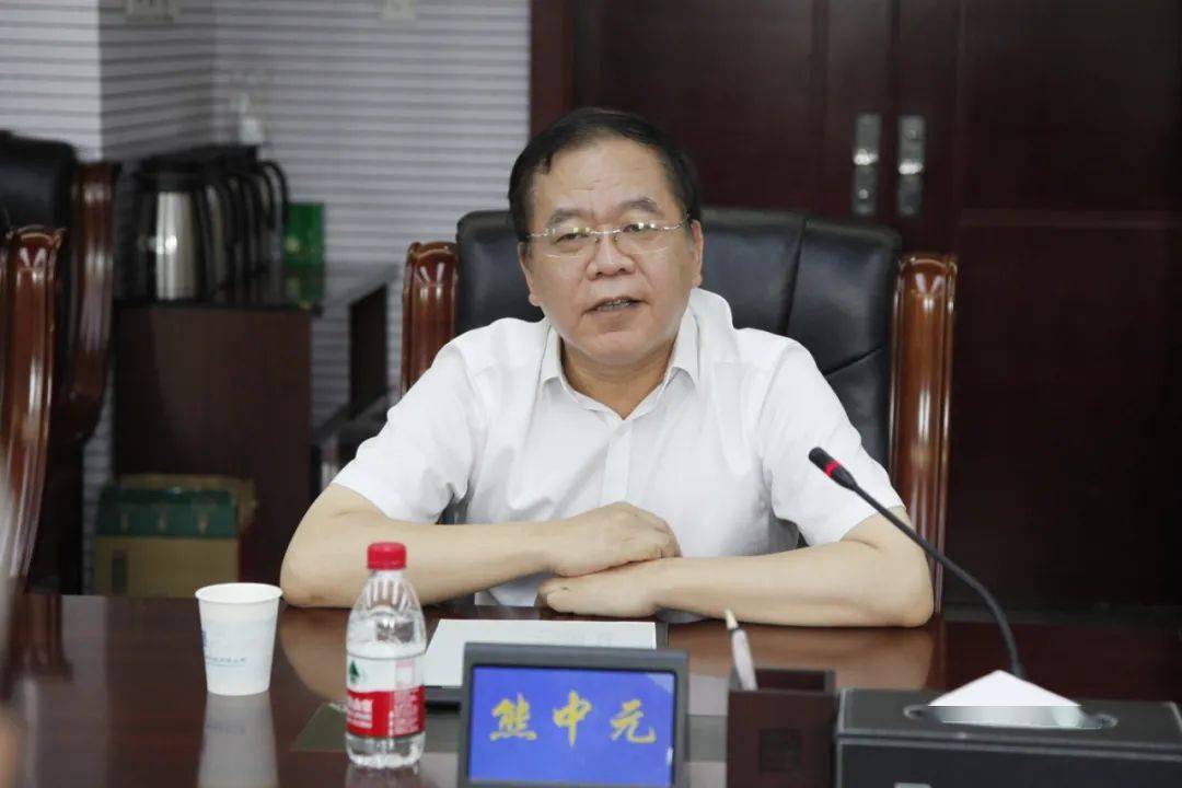 杨海峰一行的到来表示热烈欢迎,他介绍了公司的发展历史,西安标志性