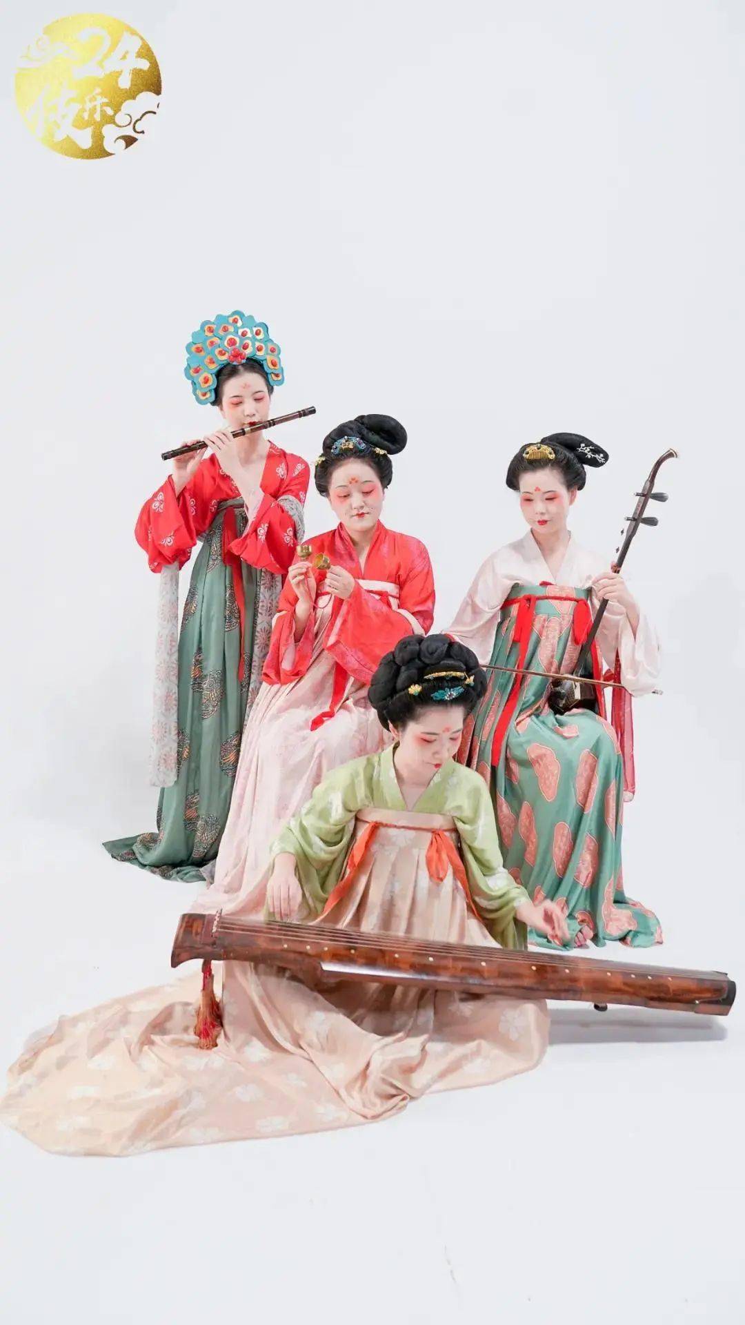 二胡,碰铃,笛等乐器,共同弹奏曲子,呈现出古画中宫廷仕女的宴乐场景