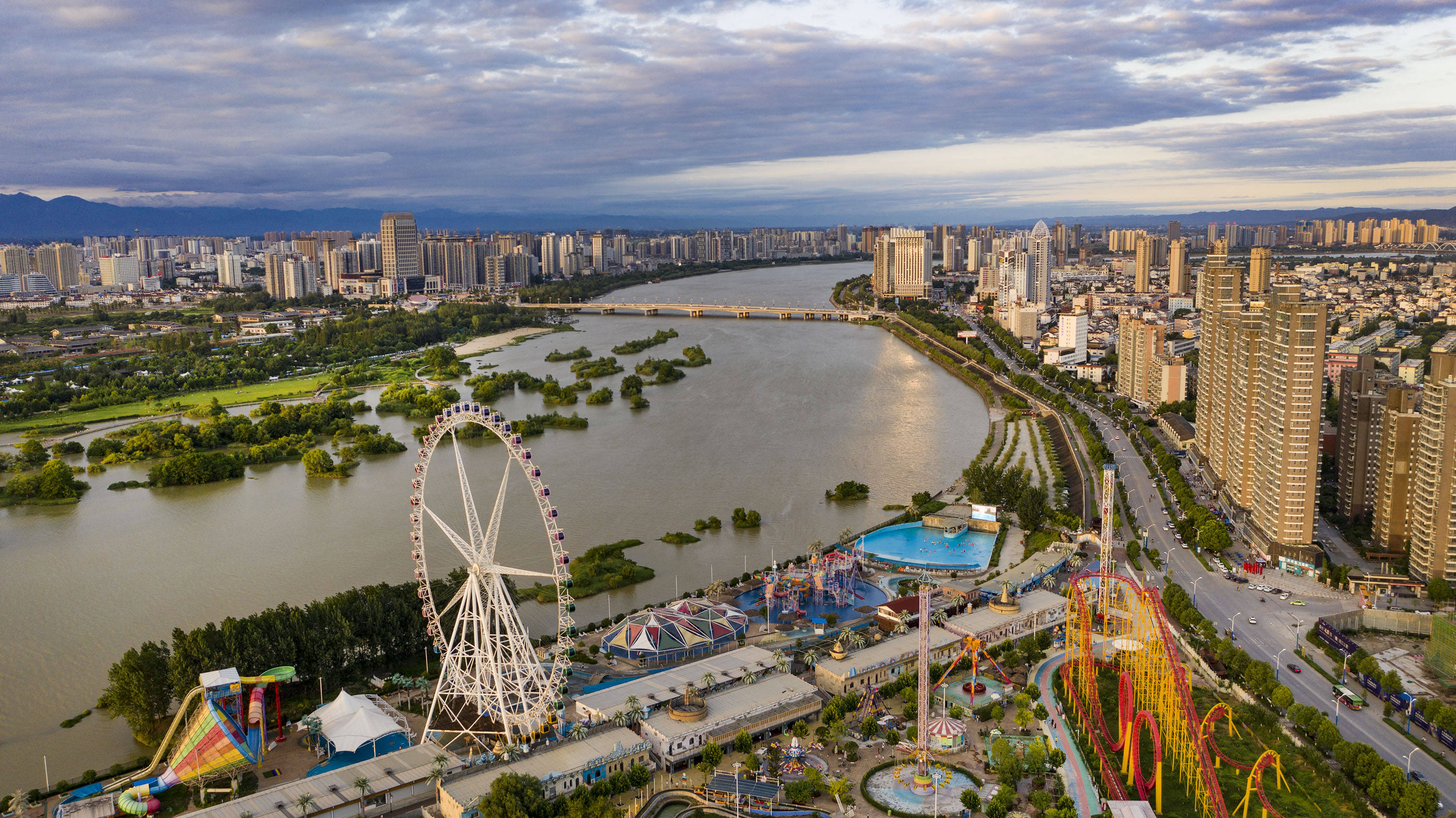 这是7月17日拍摄的汉中市汉江湿地旁的游乐场(无人机照片)