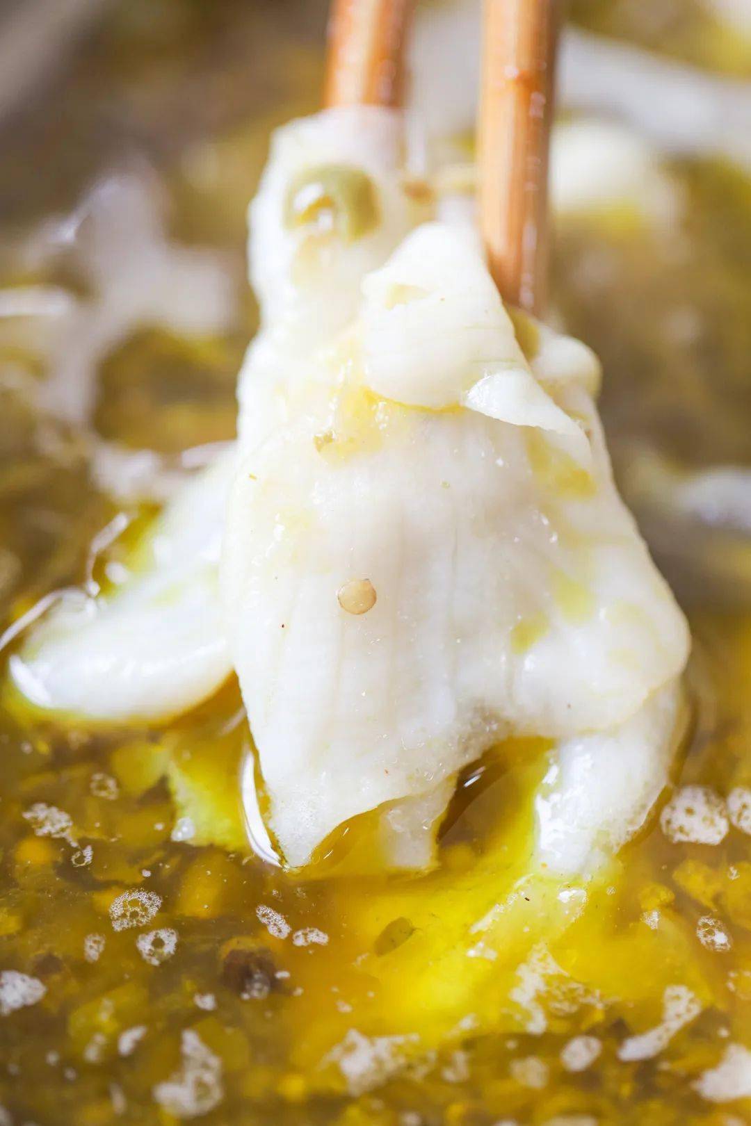 涮辣锅和酱香锅很过瘾,【巴沙鱼卷】建议涮藤椒锅,有种在吃酸菜鱼的爽