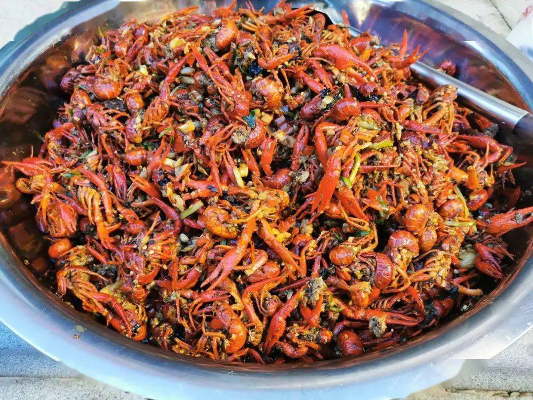 诚意满满的大盆龙虾闪亮登场