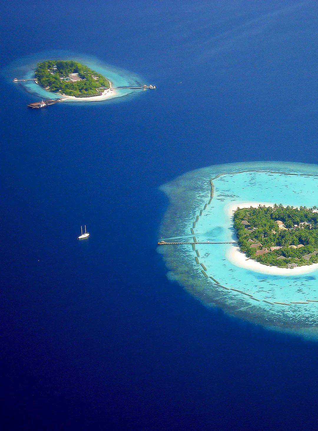 马尔代夫的众多珊瑚岛之一  图片来源@视觉中国