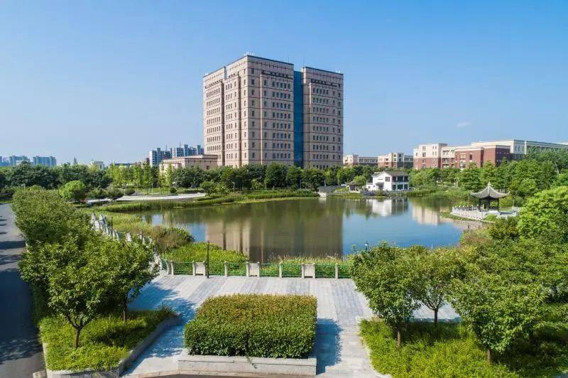 学院位于浙江省诸暨市城北教育园区,占地面积542