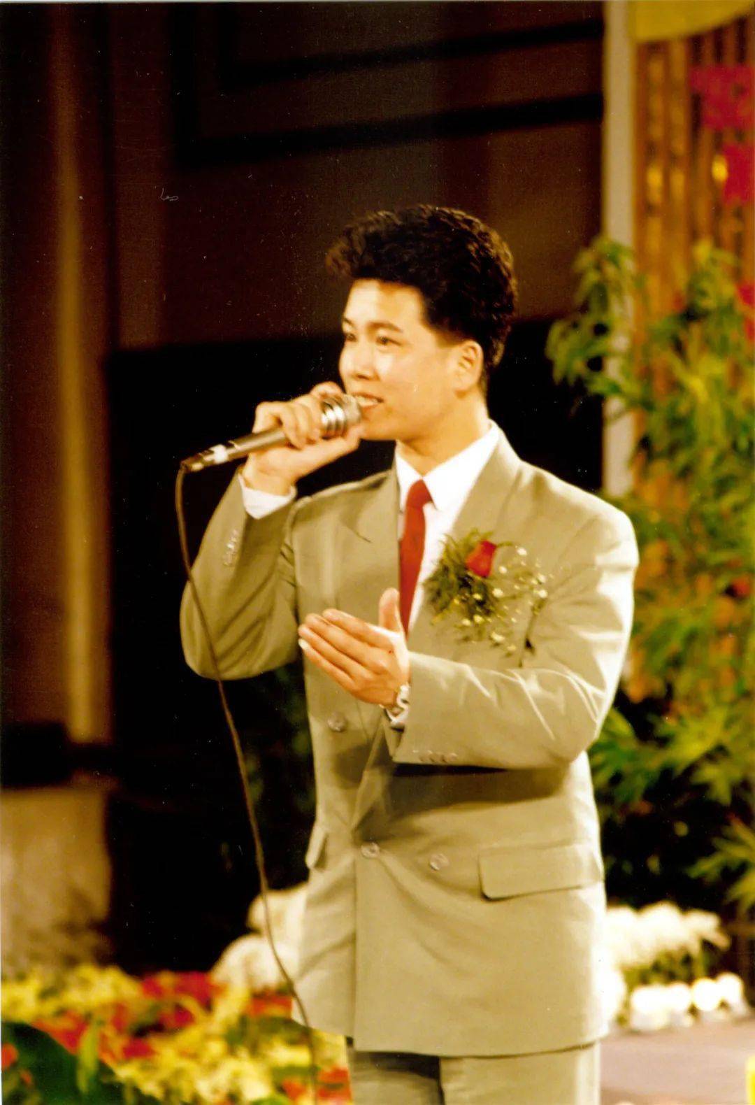 不过,学戏的道路上赵志刚也受了很多苦训练翻跟头时锁骨骨折治