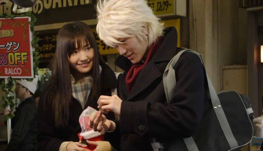 他是打电话邀请美嘉看窗外那条长长飞机尾气线的弘树