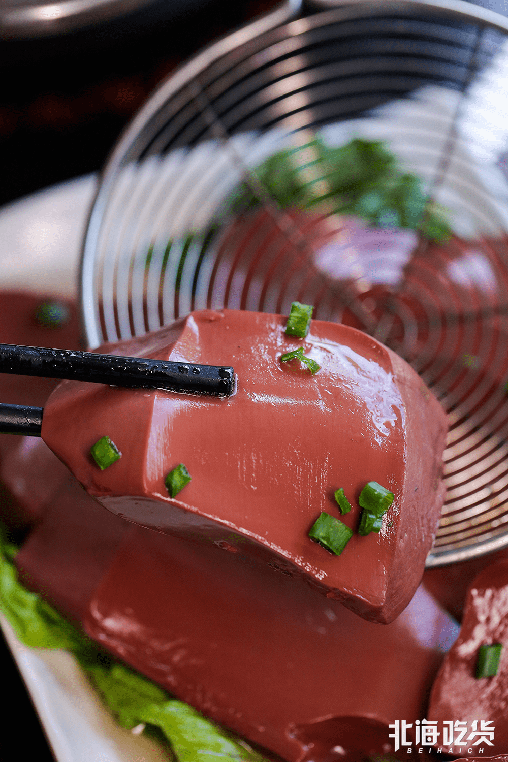 牛红是用新鲜牛血制作而成的,营养价值也非常棒,有理血,补脾胃,去尘等