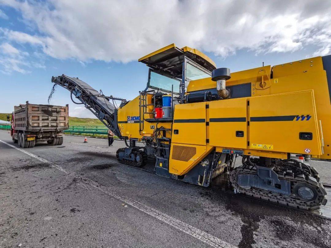 一个字:稳!徐工xm200k铣刨机京藏高速再掀国潮热浪