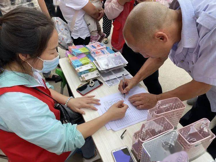 城镇街道两社区发动居民共同参与小区环境治理