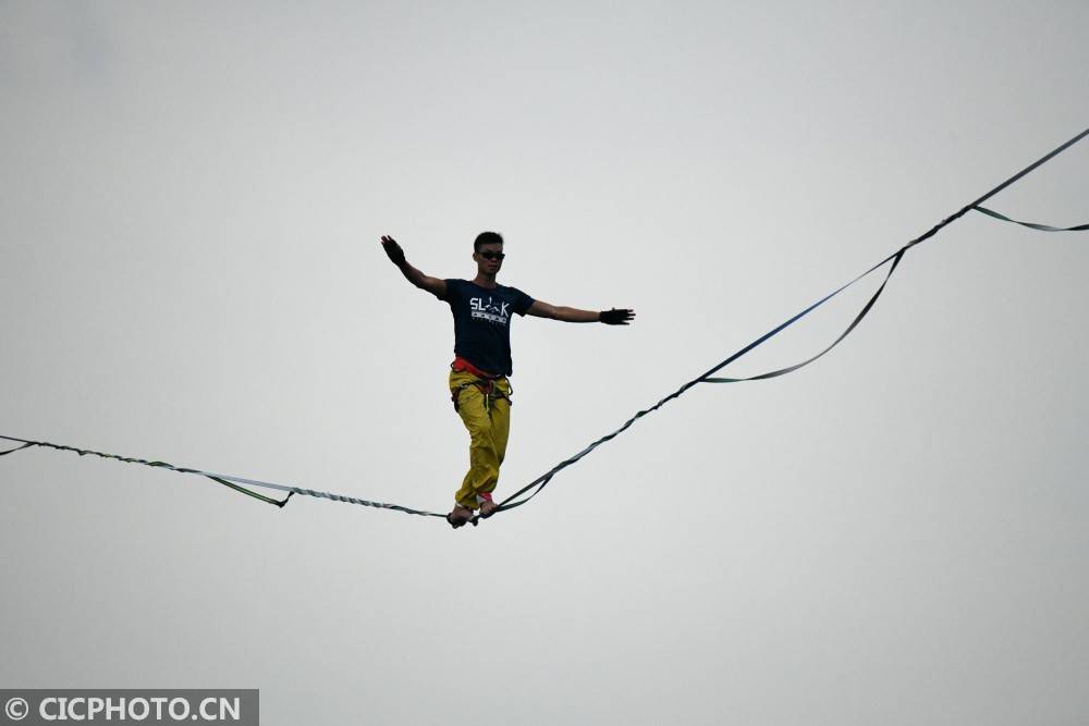 广东清远:500米高空走扁带