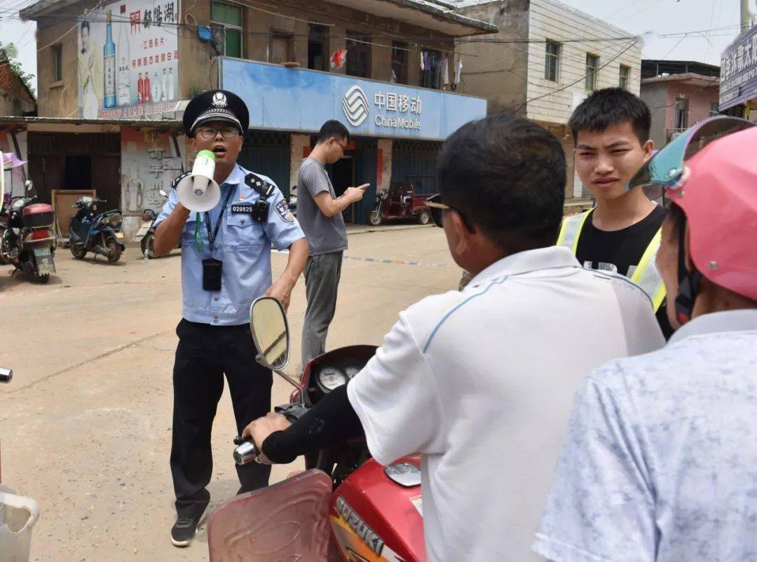 这位"霸气哥"叫李宝华,是江西省永修县公安局三角派出所副所长.