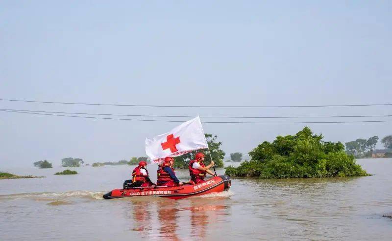 在本次抗洪救灾行动中,赵利炳老师主动冲在第一线,开冲锋舟,拉牵引绳