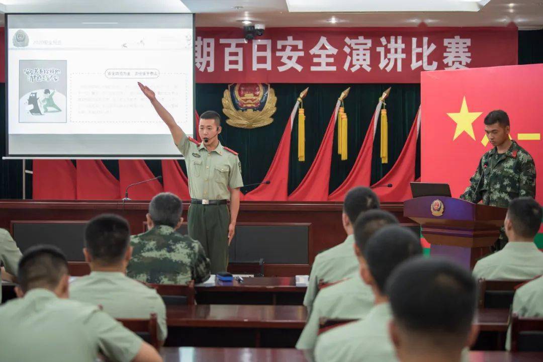 演讲感染台下听众裁判员打分严格计时统分组织总结颁奖优秀选手上台