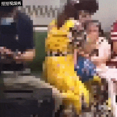 妇女|地铁里不戴口罩，奶奶连扇孙女3耳光！网友热议：太狠了vs扇得对